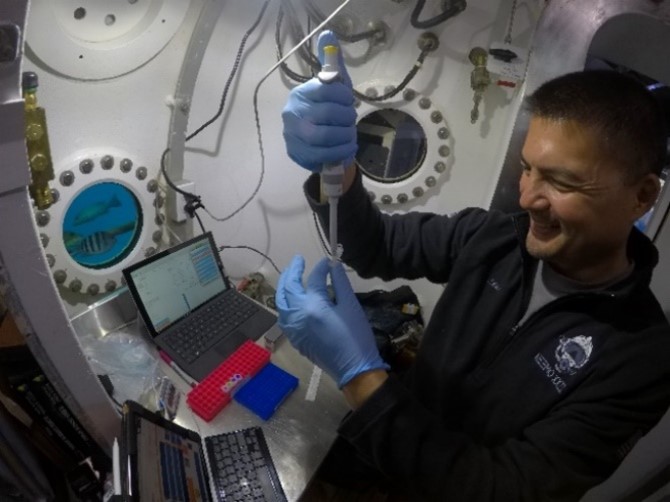 NASA Astronaut Dr. Kjell Lindgren trials the NASA JSC preliminary method during the NEEMO mission at the Aquarius undersea laboratory ©NASA